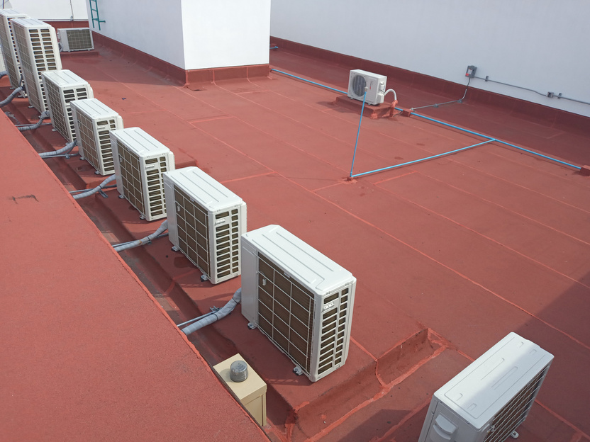 Detalle de mantenimiento electromecánico en planta industrial