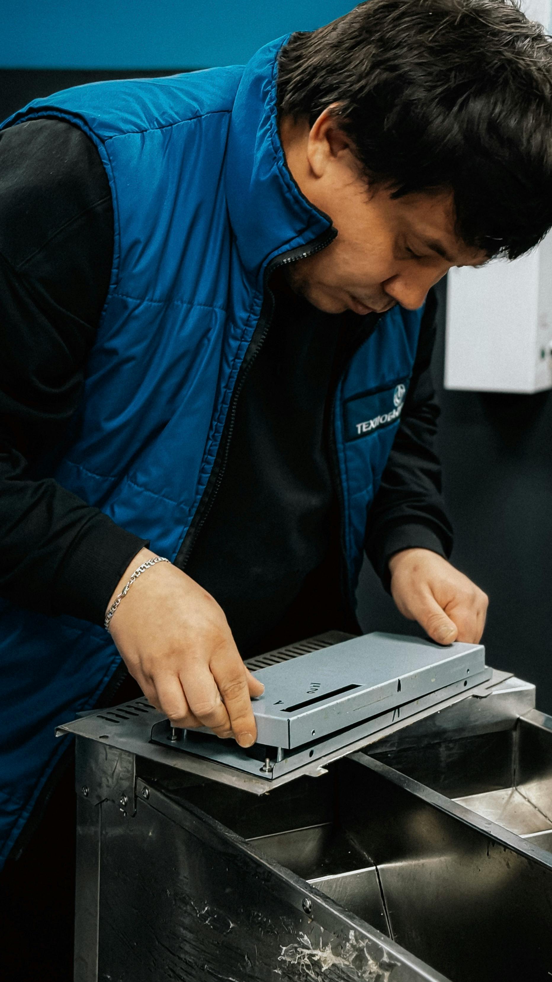 Técnico instalando componentes en equipo industrial